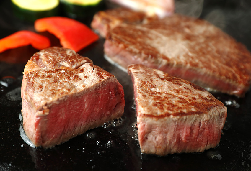 【神戸牛 モモステーキ 300g（100g前後×3枚）】冷凍 箱入り ギフト 和牛 牛肉 ステーキ しゃぶしゃぶ すき焼き 焼肉 年末年始 パーティー ボックス ごちそう 但馬牛 但馬 神戸 神戸牛 松阪牛 近江牛 三大銘牛 大人気 ふるさと納税 おすすめ 返礼品 兵庫県 香美町 村岡 和牛セレブ KBB 20000円 58-07