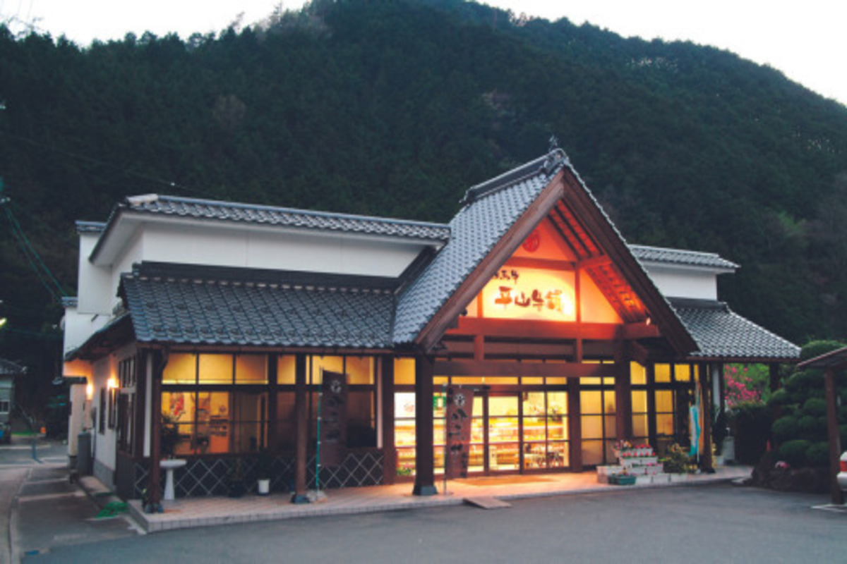 【神戸牛 切り落とし 1kg（250g×4）冷凍 産地直送】牛肉 しゃぶしゃぶ すき焼き 牛丼 カレー バーベキュー BBQ キャンプ 焼肉 和牛 KOBE BEEF 最高級の肉質 神戸牛 松阪牛 近江牛 三大銘牛 ふるさと納税 おすすめ 返礼品 大人気 但馬 神戸 美方 小代 兵庫県 香美町 平山牛舗 30000円 KBB 61-09