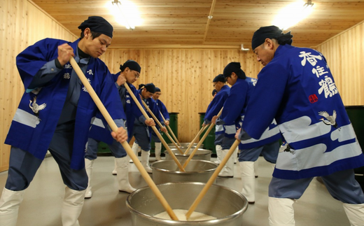 【香住鶴 生酛 大吟醸 福智屋 720ml】やや辛口 日本酒 蔵元直送 高級木箱入り 発送目安：入金確認後1ヶ月以内 但馬杜氏の技と真心が醸した、上品で穏やかな香りに、やわらかい酸味とコクが心地よく、喉ごしもキリッとした呑み口爽やかな逸品です。フルーツ等デザートにもよく合い食後酒としてもお楽しみください。ふるさと納税 香美町 香住 香住鶴 20000円 15-07