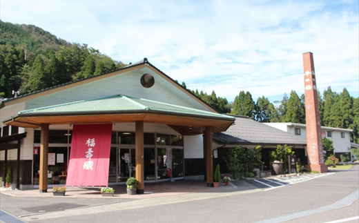 【香住鶴 生酛 大吟醸 福智屋 720ml】やや辛口 日本酒 蔵元直送 高級木箱入り 発送目安：入金確認後1ヶ月以内 但馬杜氏の技と真心が醸した、上品で穏やかな香りに、やわらかい酸味とコクが心地よく、喉ごしもキリッとした呑み口爽やかな逸品です。フルーツ等デザートにもよく合い食後酒としてもお楽しみください。ふるさと納税 香美町 香住 香住鶴 20000円 15-07