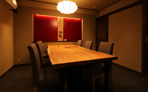 【先行予約】【京都祇園 かにを喰らう お食事券 ペア2名様分 活 香住ガニ （紅ずわいがに）コース 】お申込期間：令和7年6月2日～令和8年5月15日 ご提供期間：令和8年4月1日～令和8年5月31日 定休日使用不可 香住ガニ ベニズワイガニ カニ カニの本場 香住 しゃぶ 刺身 焼き かにみそ ふるさと納税 カニ 紅ガニ 究極のかにづくし 知恩院 兵庫県 香美町 香住 食事券 カネニ 25-54