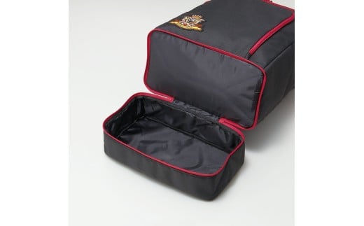 スクエアバッグ 27L  スケーター〈skater〉通勤 通学 バッグ かばん カバン リュック 旅行 底 靴 スケーター skater エンブレム ブラック 黒【底ポケット シューズ トラベル 鞄】奈良県 奈良市 なら 17-045