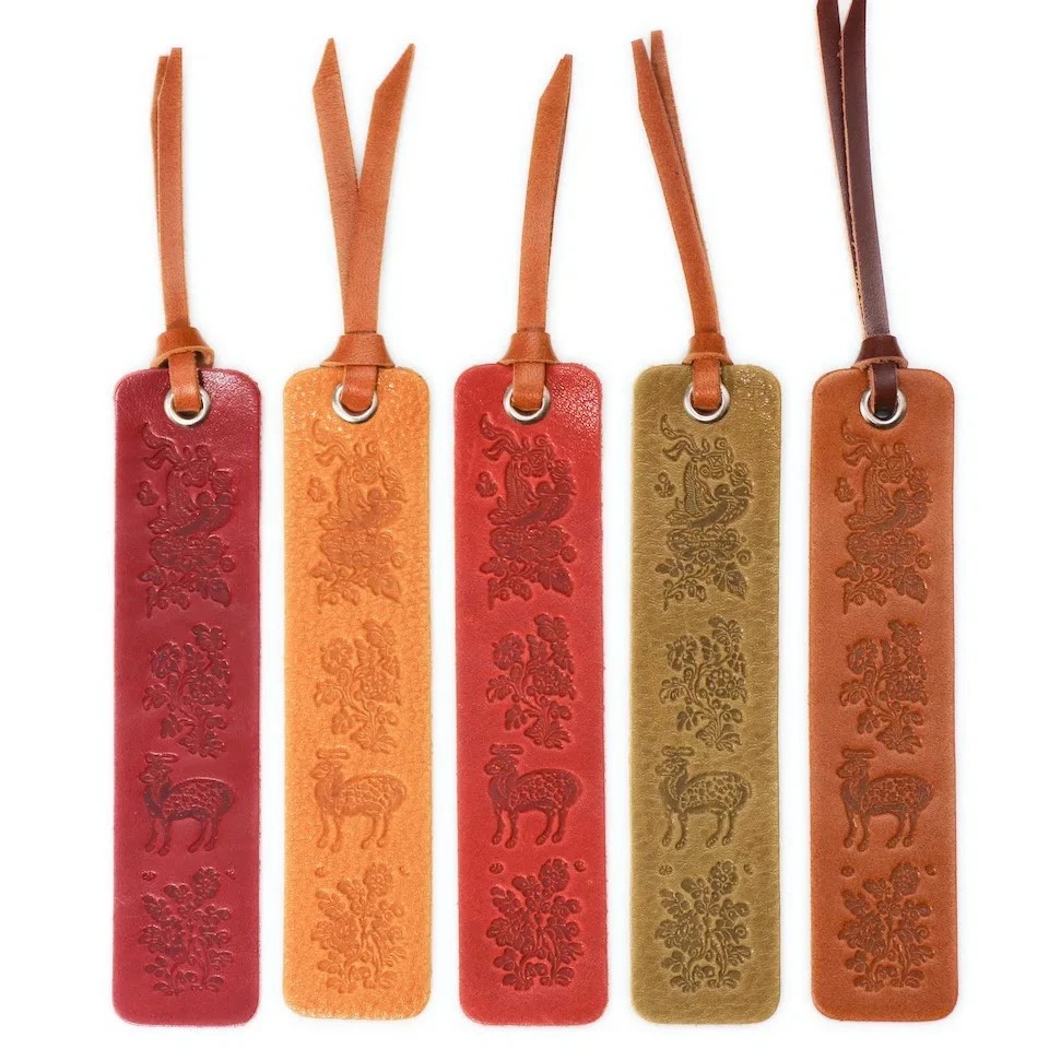 正倉院文様本革しおり（文様2） キャメル ブックマーカー アンティークレザー 文庫 本 革 革製品 革小物 薄型 軽量 文房具 雑貨 日用品 おしゃれ ギフト 贈り物 国産 HARUHINO 奈良県 奈良市 なら 4-043