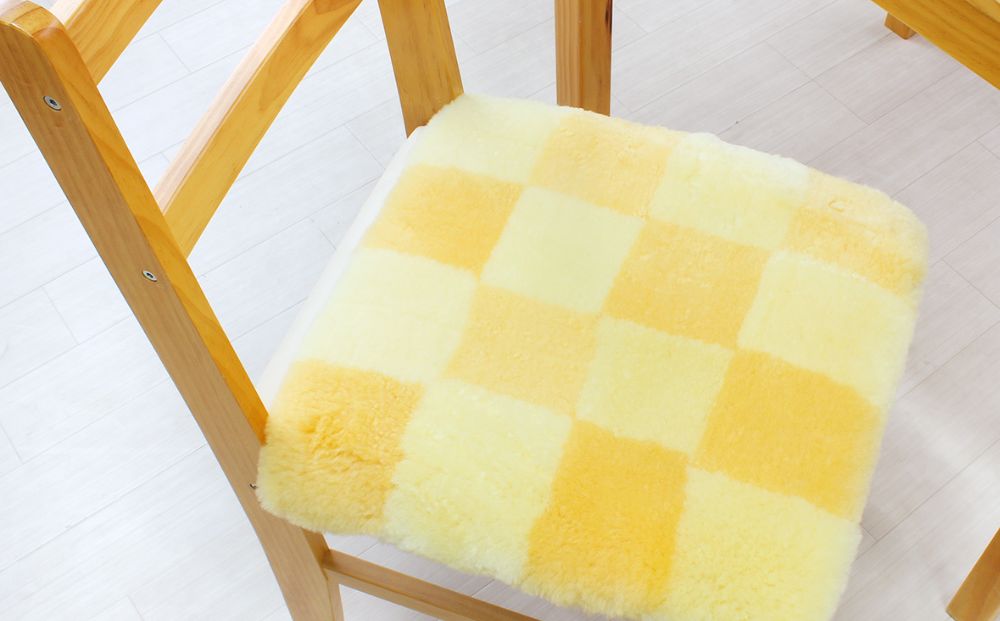 奈良 (株)マスダ製 ムートン座布団 2枚組 チェック柄 イエロー 40cm×40cm／ ムートン 羊毛皮 羊毛 スプリングラム 100％使用 座布団 ラグ インテリア オールシーズン 通年 贈り物 プレゼント 誕生日 記念日 株式会社マスダ 奈良県 宇陀市 ふるさと納税