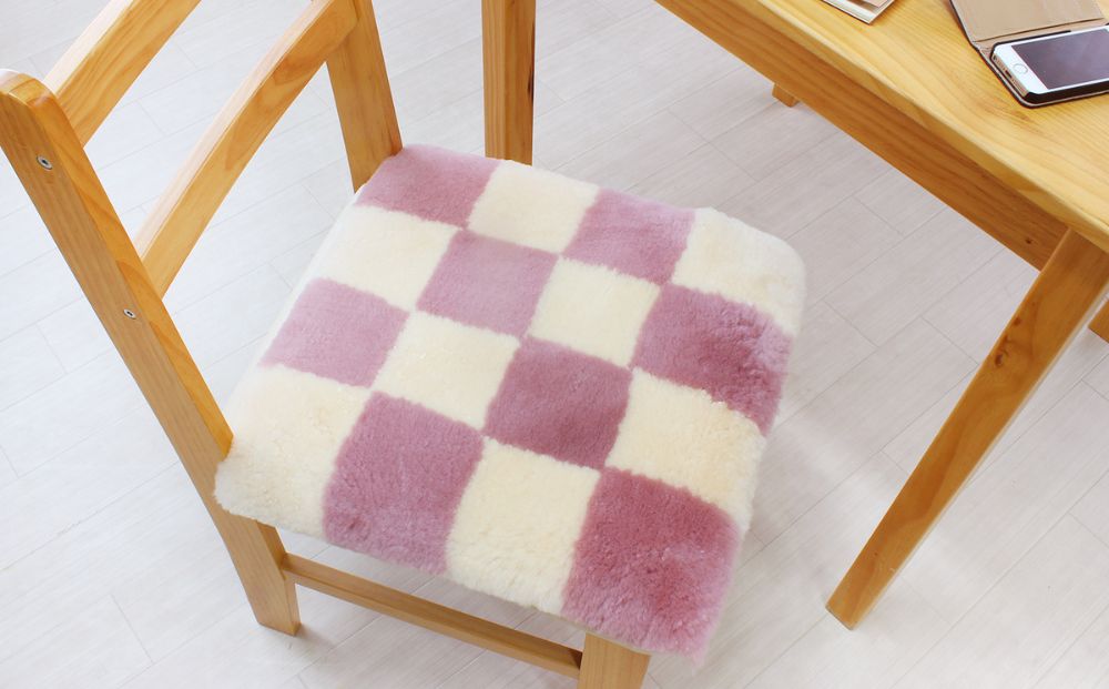 奈良 (株)マスダ製 ムートン座布団 4枚組 チェック柄 ピンク 40cm×40cm／ ムートン 羊毛皮 羊毛 スプリングラム 100％使用 座布団 ラグ インテリア オールシーズン 通年 贈り物 プレゼント 誕生日 記念日 株式会社マスダ 奈良県 宇陀市 ふるさと納税