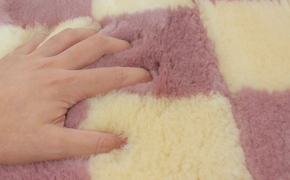 奈良 (株)マスダ製 ムートン座布団 4枚組 チェック柄 ピンク 40cm×40cm／ ムートン 羊毛皮 羊毛 スプリングラム 100％使用 座布団 ラグ インテリア オールシーズン 通年 贈り物 プレゼント 誕生日 記念日 株式会社マスダ 奈良県 宇陀市 ふるさと納税