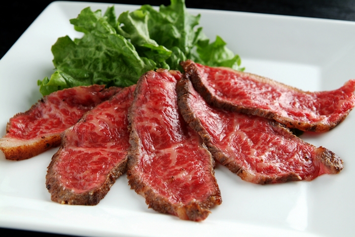 (冷凍)大和榛原牛 プレミアム ローストビーフ 500ｇ ソース付 ／ うし源 本店 ふるさと納税 イチボ ヒウチ 父の日 母の日 手土産 奈良県 宇陀市 お中元 贈答用 贈り物 暑中見舞い お土産 お土産 お歳暮 内祝いまとめ買い 美味しい部位 キャンプ 正月