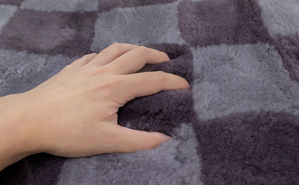 奈良 (株)マスダ製 ムートン座布団 2枚組 チェック柄 ネイビー 40cm×40cm／ ムートン 羊毛皮 羊毛 スプリングラム 100％使用 座布団 ラグ インテリア オールシーズン 通年 贈り物 プレゼント 誕生日 記念日 株式会社マスダ 奈良県 宇陀市 ふるさと納税