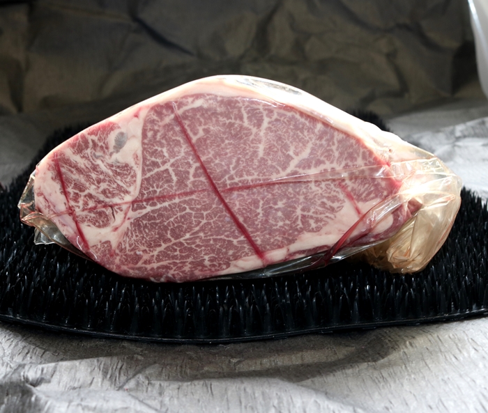 チルド 宇陀里牛 ヘレ肉 丸ごと １本 約３kg ／ ふるさと納税 ふるさと 牛 ヒレ ヒレ肉 フィレ ステーキ バーベキュー BBQ キャンプ 黒毛和牛 お中元 暑中見舞い お土産 ブロック牛肉 焼肉 正月 奈良県 宇陀市 光福久屋