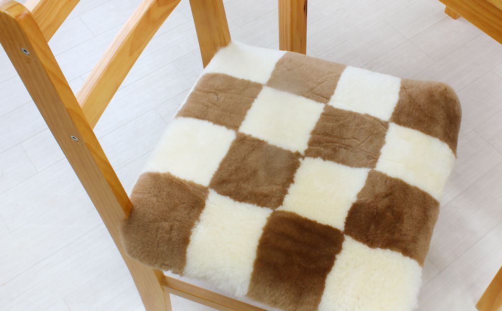 奈良 (株)マスダ製 ムートン座布団 チェック柄 ブラウン 40cm×40cm／ ムートン 羊毛皮 羊毛 スプリングラム 100％使用 座布団 ラグ インテリア オールシーズン 通年 贈り物 プレゼント 誕生日 記念日 株式会社マスダ 奈良県 宇陀市 ふるさと納税 | ムートン 座布団 ムートン 座布団 ムートン 座布団