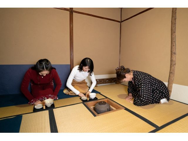 036-004　歴史ある茶室で憧れの茶道体験