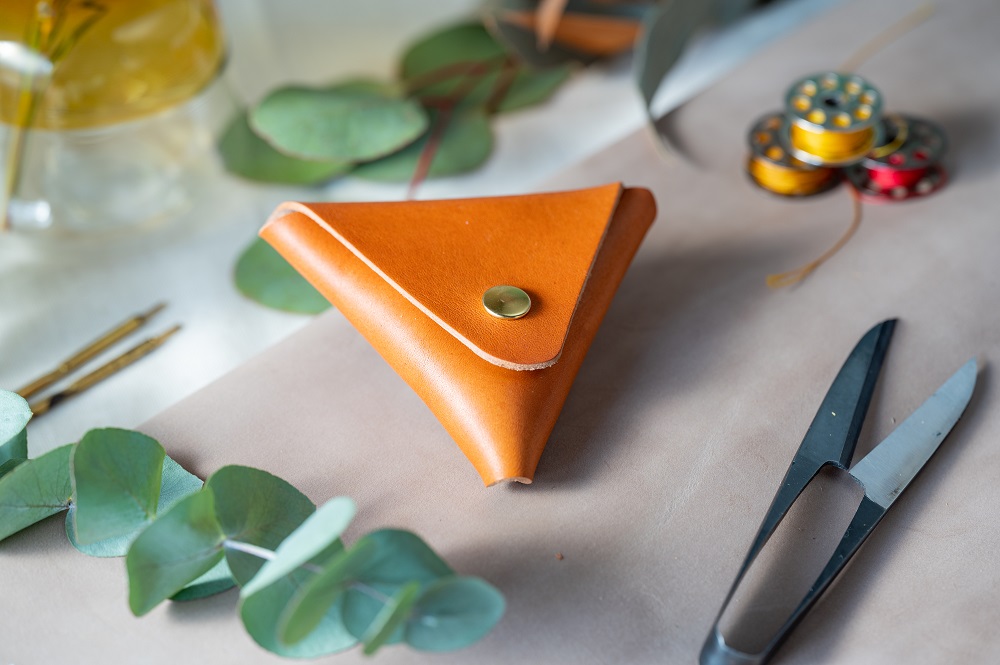 コインケース　小銭入れ　三角コインケース（イタリアレザー　ネブラスカ）ASK：ネイビー