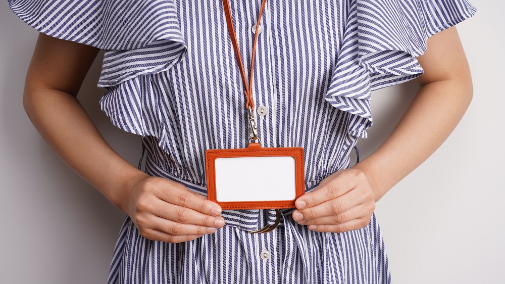 IDネーム ホルダー 栃木レザー 牛革 日本製 レザー 天然皮革 人気 実用的 ギフト 誕生日 プレゼント 還暦 両親 男性 女性 昇進 上司 レディース メンズ シンプル 使いやすい 人気 おすすめ 30代 40代 50代 ASK：ブルー