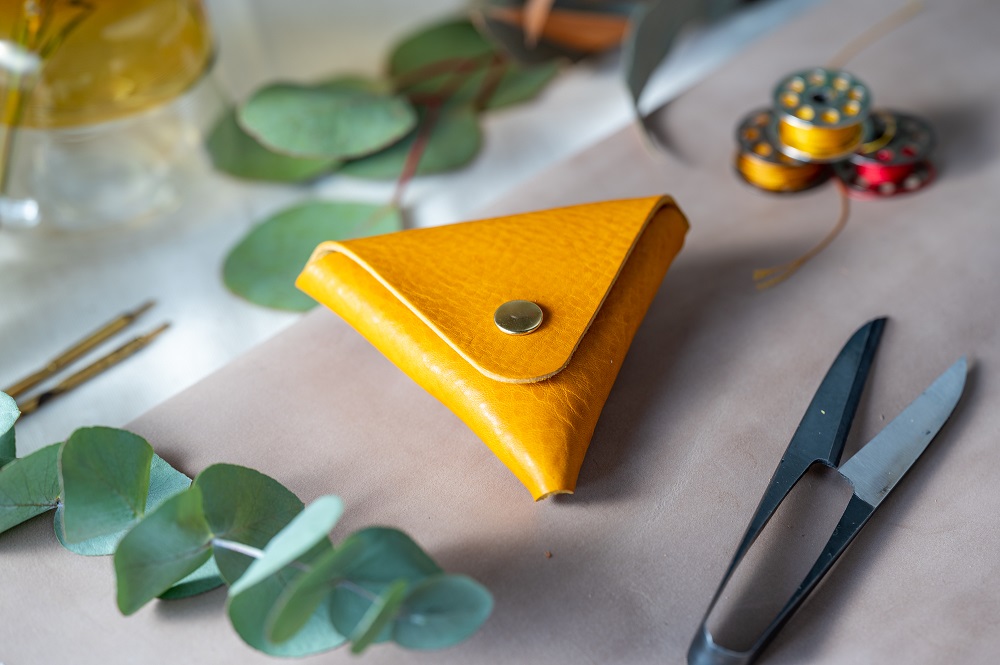 コインケース　小銭入れ　三角コインケース（イタリアレザー　ネブラスカ）ASK：オリーブ