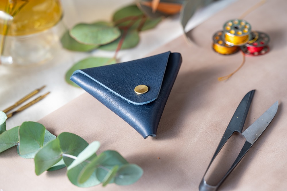 コインケース　小銭入れ　三角コインケース（イタリアレザー　ネブラスカ）ASK：イエロー