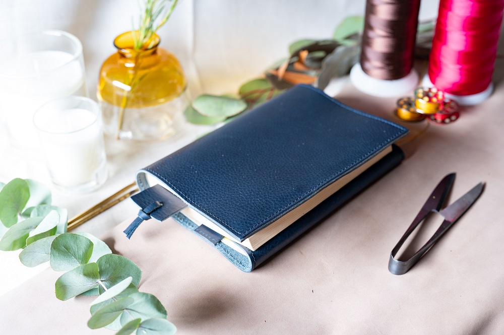 本革ブックカバー　レザーブックカバー（栞付き）【A6判文庫本サイズ】（イタリアレザー　ネブラスカ）ASK：チョコ