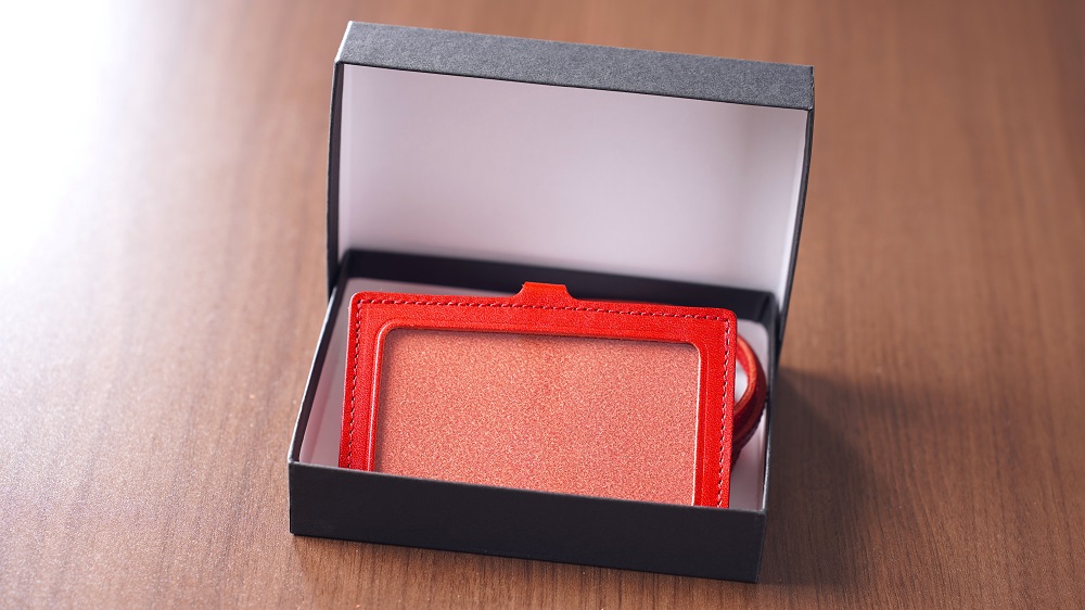 IDネーム ホルダー 栃木レザー 牛革 日本製 レザー 天然皮革 人気 実用的 ギフト 誕生日 プレゼント 還暦 両親 男性 女性 昇進 上司 レディース メンズ シンプル 使いやすい 人気 おすすめ 30代 40代 50代 ASK：ブルー