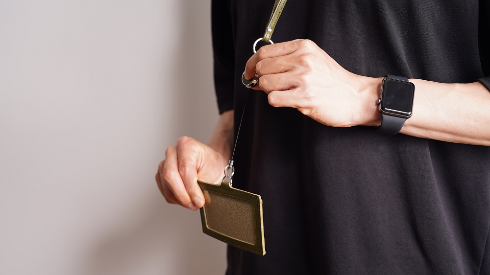 リール式 IDネーム カードホルダー 化粧箱 入り IDホルダー 栃木レザー 牛革 日本製 レザー 天然皮革 人気 実用的 ギフト 誕生日 還暦 両親 男性 女性 昇進 上司 レディース メンズ シンプル 人気 おすすめ 30代 40代 50代 ASK：キャメル