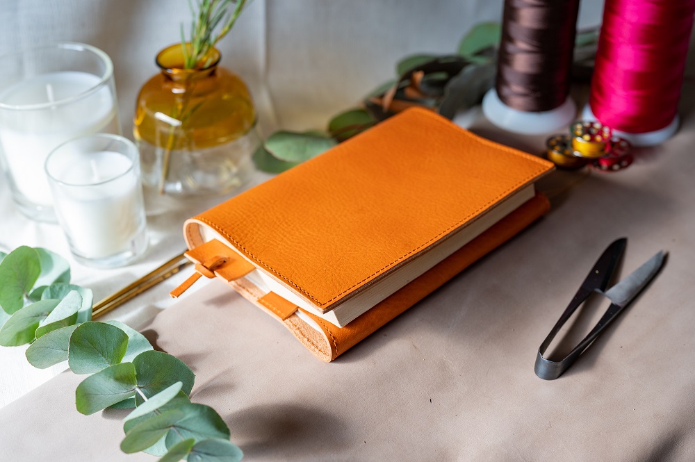 本革ブックカバー　レザーブックカバー（栞付き）【A6判文庫本サイズ】（イタリアレザー　ネブラスカ）ASK：コニャック