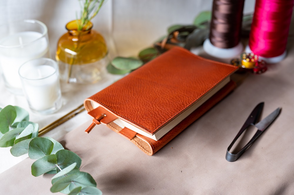 本革ブックカバー　レザーブックカバー（栞付き）【A6判文庫本サイズ】（イタリアレザー　ネブラスカ）ASK：オリーブ