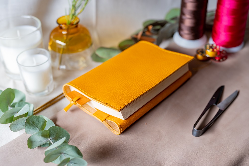 本革ブックカバー　レザーブックカバー（栞付き）【A6判文庫本サイズ】（イタリアレザー　ネブラスカ）ASK：オリーブ