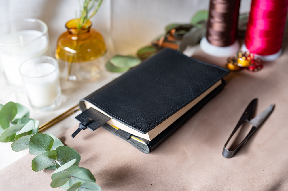 本革ブックカバー　レザーブックカバー（栞付き）【A6判文庫本サイズ】（イタリアレザー　ネブラスカ）ASK：ネイビー