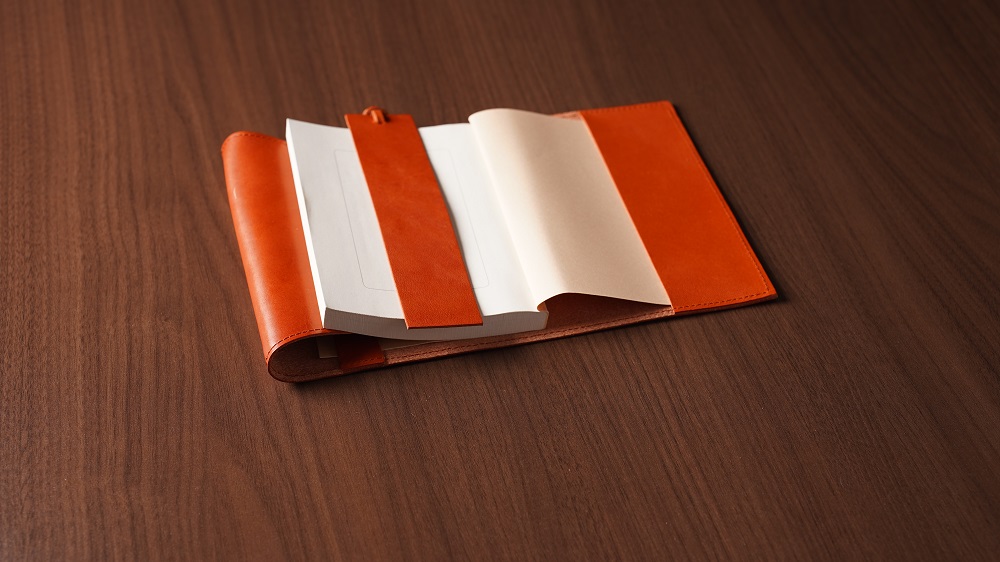 本革 ブックカバー 文庫 本 サイズ 栞 付き 栃木レザー 牛革 日本製 レザー 天然皮革 人気 実用的 ギフト 誕生日 プレゼント 還暦 両親 男性 女性 昇進 上司 レディース メンズ シンプル 人気 おすすめ 30代 40代 50代 ASK：グリーン 