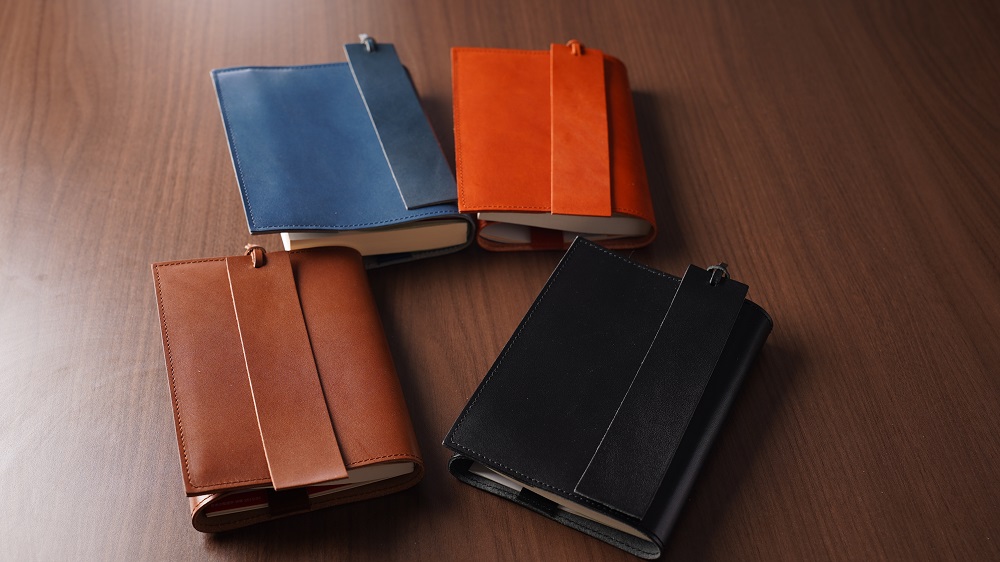 本革 ブックカバー 文庫 本 サイズ 栞 付き 栃木レザー 牛革 日本製 レザー 天然皮革 人気 実用的 ギフト 誕生日 プレゼント 還暦 両親 男性 女性 昇進 上司 レディース メンズ シンプル 人気 おすすめ 30代 40代 50代 ASK：レッド