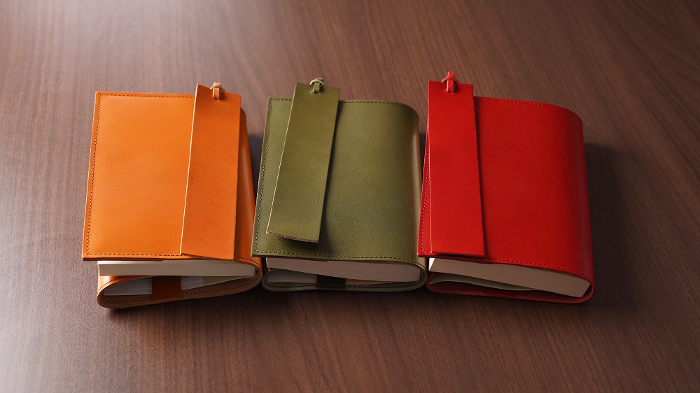 本革 ブックカバー 文庫 本 サイズ 栞 付き 栃木レザー 牛革 日本製 レザー 天然皮革 人気 実用的 ギフト 誕生日 プレゼント 還暦 両親 男性 女性 昇進 上司 レディース メンズ シンプル 人気 おすすめ 30代 40代 50代 ASK：キャメル