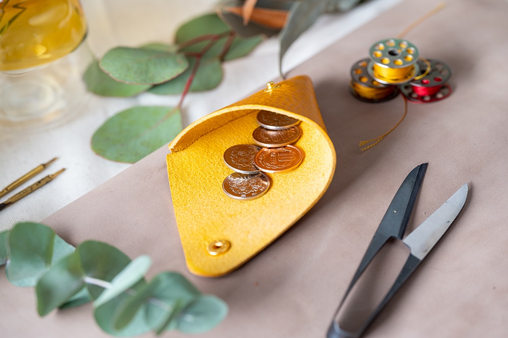 コインケース　小銭入れ　三角コインケース（イタリアレザー　ネブラスカ）ASK：チョコ