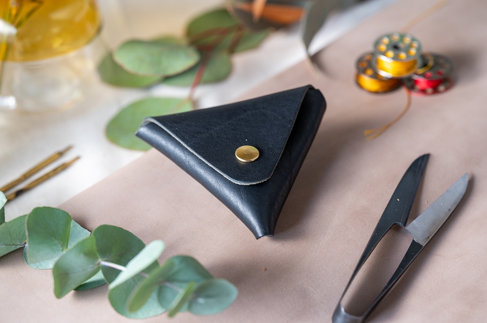 コインケース　小銭入れ　三角コインケース（イタリアレザー　ネブラスカ）ASK：ネイビー