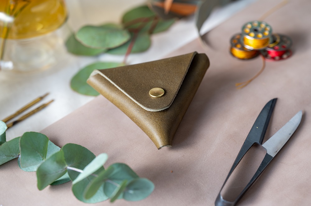 コインケース　小銭入れ　三角コインケース（イタリアレザー　ネブラスカ）ASK：オリーブ