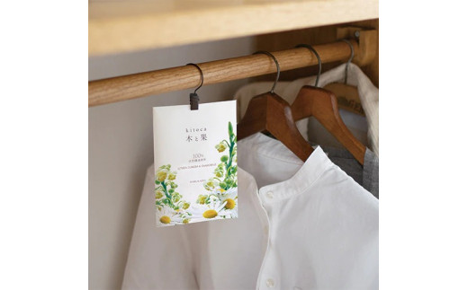 木と果 リードディフューザー ＆ サシェセット （ リツェアクベバ  カモミール ） 晴香堂 HARUKADO 天然精油 100％ ルームフレグランス 芳香剤 インテリア アロマ 天然香料 香り リビング 玄関 ベッドルーム プレゼント ギフト