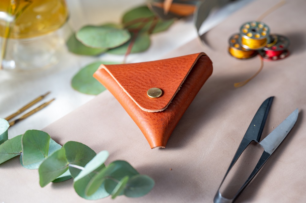 コインケース　小銭入れ　三角コインケース（イタリアレザー　ネブラスカ）ASK：ブラック