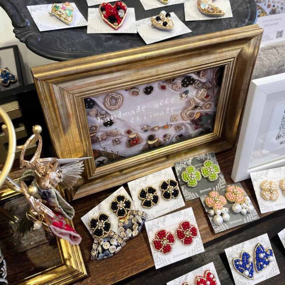 ビーズ 刺繍 ひし形 ピアス イヤリング ジュエリー アクセサリー chiimade：イヤリング　黒