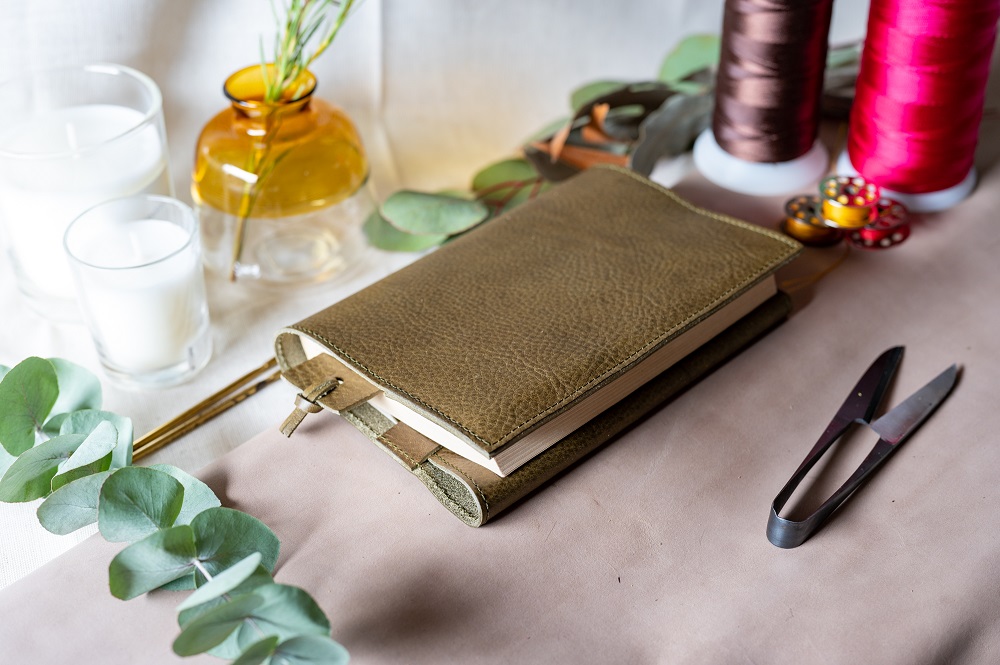 本革ブックカバー　レザーブックカバー（栞付き）【A6判文庫本サイズ】（イタリアレザー　ネブラスカ）ASK：ブラック