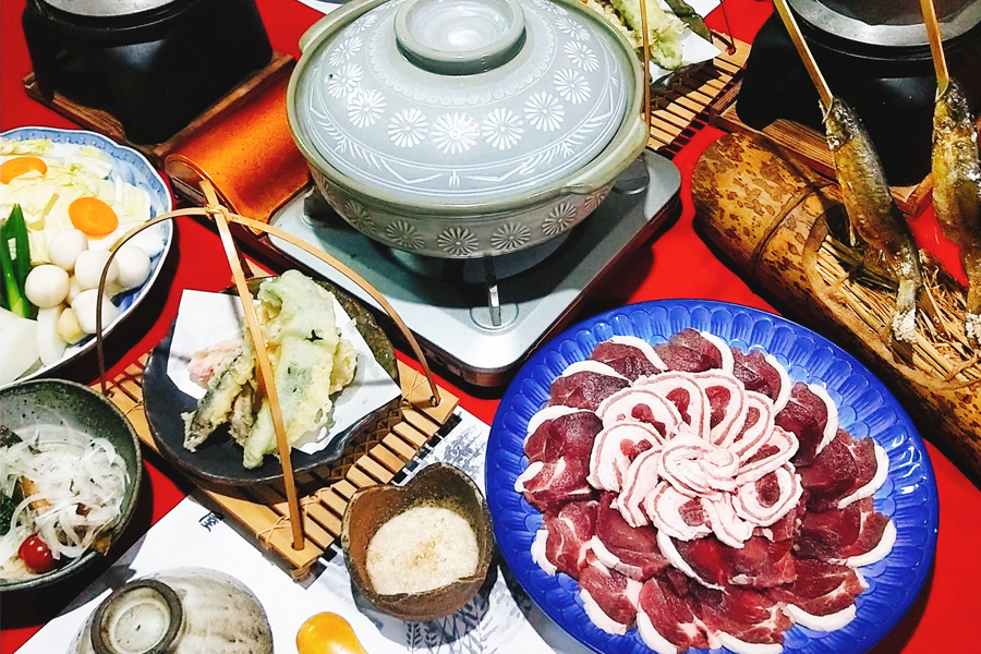 旅行 ジビエ 宿泊 民宿 2名様分チケット / 古民家の宿木治屋1泊2食付き宿泊券(2名様) 〜夕食は木治屋特製 ぼたん鍋〜 / 旅行・チケット 宿泊券 古民家 ぼたん鍋