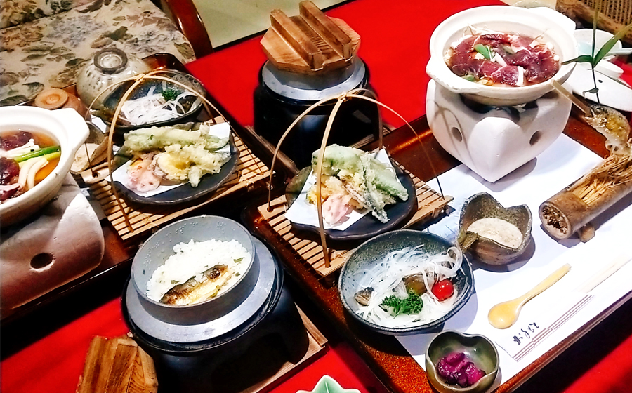 旅行 宿泊 民宿 2名様分チケット / 古民家の宿木治屋1泊2食付き宿泊券(2名様) 〜夕食は地元のものをふんだんに使った 川魚懐石〜