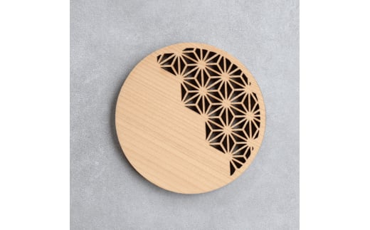 M237　紀州材ひのきの和柄コースター　丸麻の葉くりぬきあり