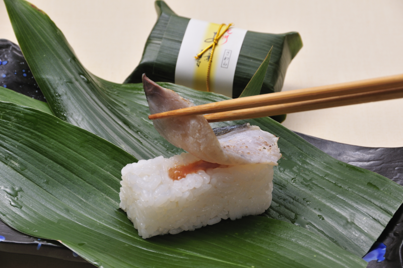 M320　紀州あせ葉寿司２１個入（鯖・鯛・鮭）