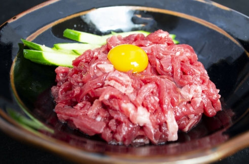 熊野牛ユッケ 10個入り(タレ・粉山椒付) 【SW69】