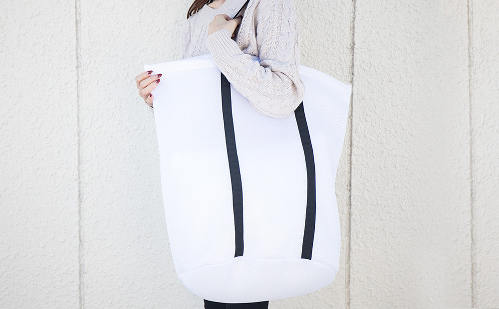 そのまま洗える ランドリーバッグ 上幅約60cm×高さ約55cm×マチ直径約42cm 24L 4人分 Lサイズ 大きいサイズ 洗濯ネット ランドリーネット 白 ホワイト 黒 ブラック モノトーン メッシュ ファスナー付き  BYT1019372