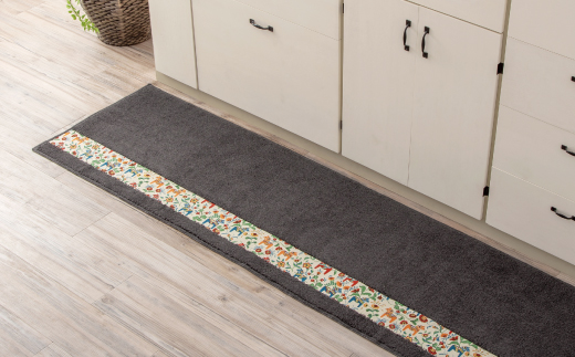 北欧の「幸せを運ぶ馬」ダーラヘスト柄のキッチンマット　グレー　縦５０cm×横２４０cm