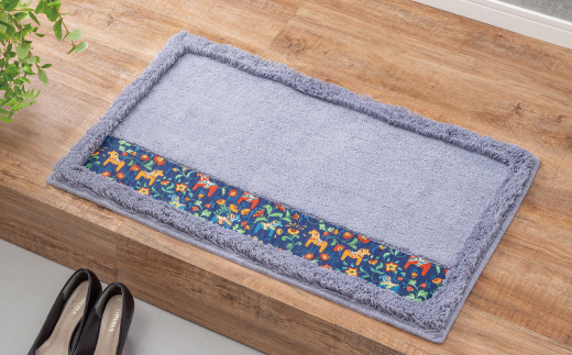 北欧の「幸せを運ぶ馬」ダーラヘスト柄の玄関マット　ライトグレー　縦５０cm×横８０cm