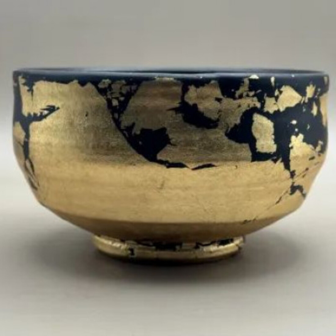 抹茶碗 漆黒 金箔貼り (マット仕上げ)［NF69］