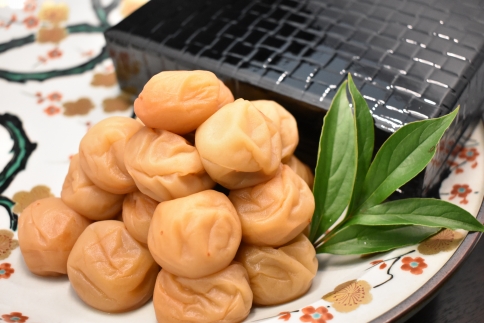 【ギフト用】高級南高梅うす塩・白干梅計800g入 紀州塗箱 網代模様仕上 【SW77】