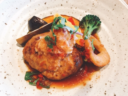 贅沢グルメを味わえる熊野牛「生」ハンバーグ10個セット（特製ソース・スパイス付） 【SW1】