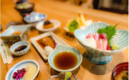 湯の峰温泉 瀧よし　1泊2食（夕食・朝食付き）宿泊券 / 温泉 おんせん 旅行 宿泊 リラックス つぼ湯 本宮 田辺市 和歌山 湯の峰 天然温泉 源泉かけ流し 旬食材 民宿 癒し 【tky001】