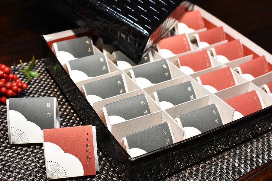 【ギフト用】高級南高梅うす塩・邑咲（昆布旨味）個包装計20粒入 紀州塗箱 網代模様仕上 【SW78】