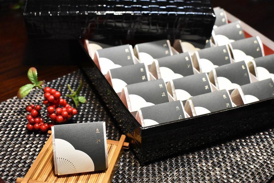 【ギフト用】高級南高梅邑咲（昆布旨味）個包装20粒入 紀州塗箱 網代模様仕上 【SW92】